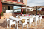 Cocina con escalones hasta comedor
